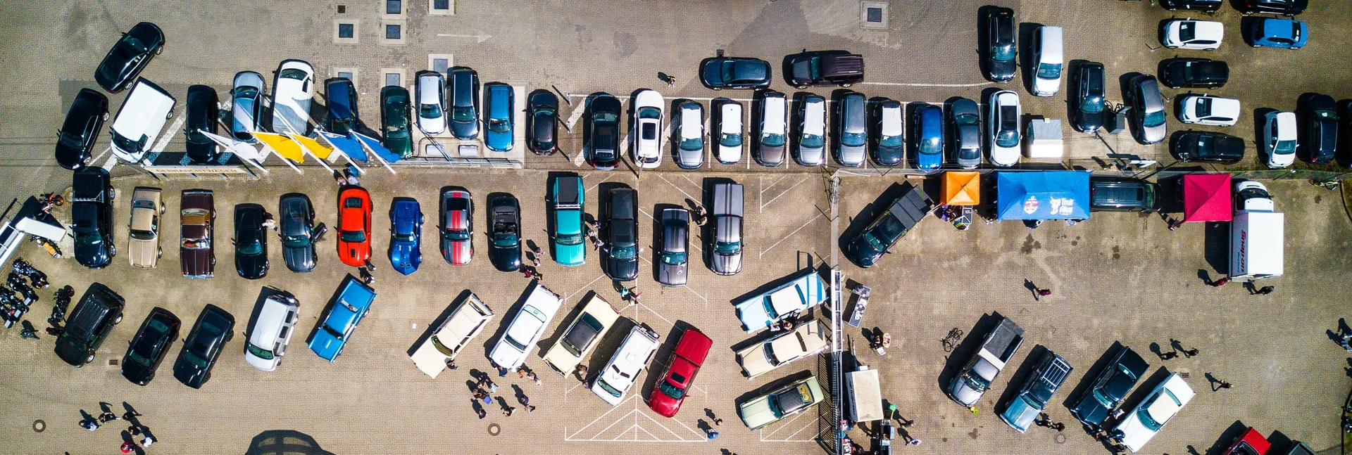 Pojazdy zastawiające parking